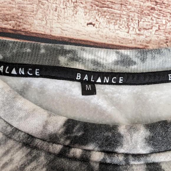 Balance Athletica crop sweatshirt - Picture 3 of 3